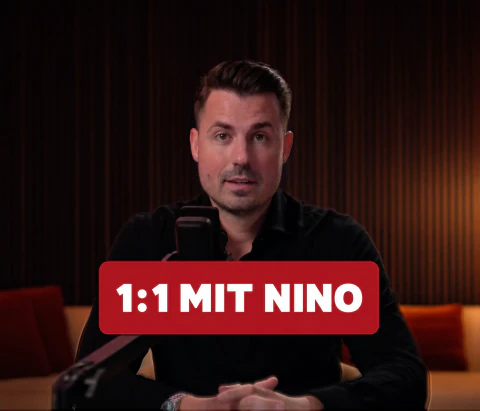Nino Fischlein im dunklen Studio, eingeblendet der Text „1:1 mit Nino“