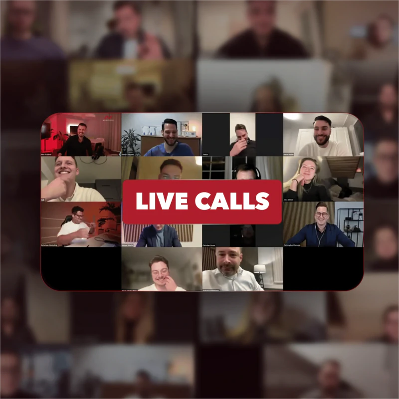 Screenshot eines Live-Calls: Galerie mit rund 30 Videokacheln von Teilnehmern, Beschriftung „Live Calls“