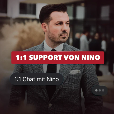 Nino Fischlein im Freien in grauem Anzug mit Krawatte, eingeblendet „1:1 Support von Nino“ und „1:1 Chat mit Nino“