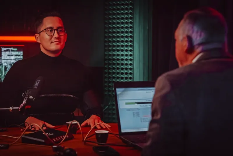 Studio: Mann mit Brille im schwarzen Rollkragenpullover, Standbild aus dem Video