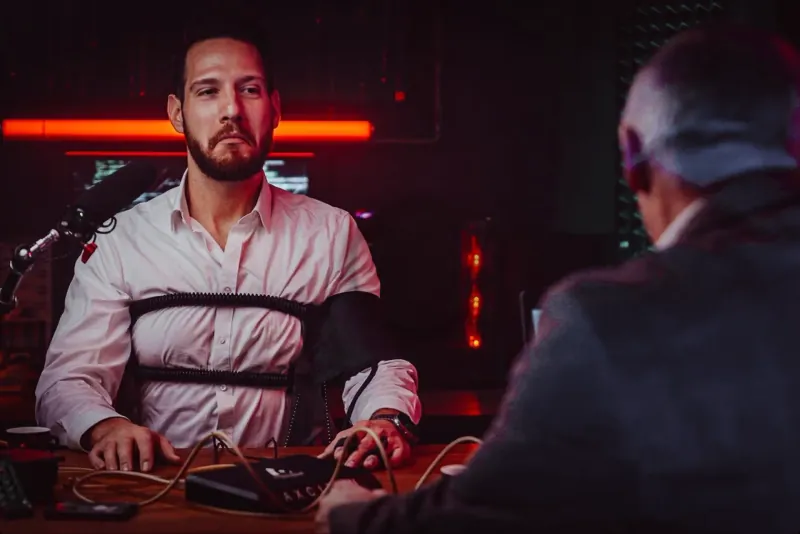 Studio: Mann im weißen Hemd mit Messgurten (Deniz Korkmaz)