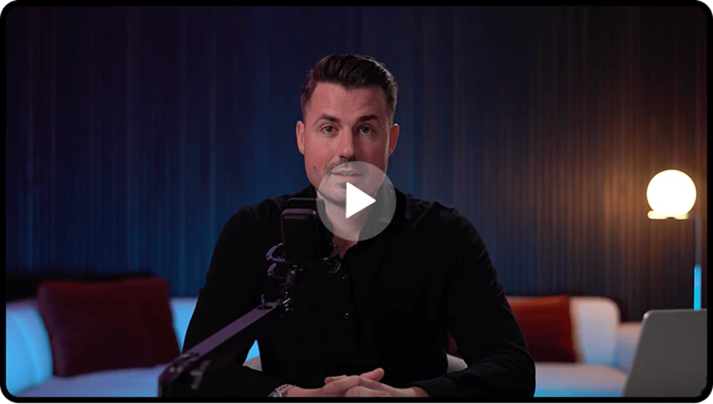 Nino im Studio am Podcast-Mikrofon, Standbild aus dem Video