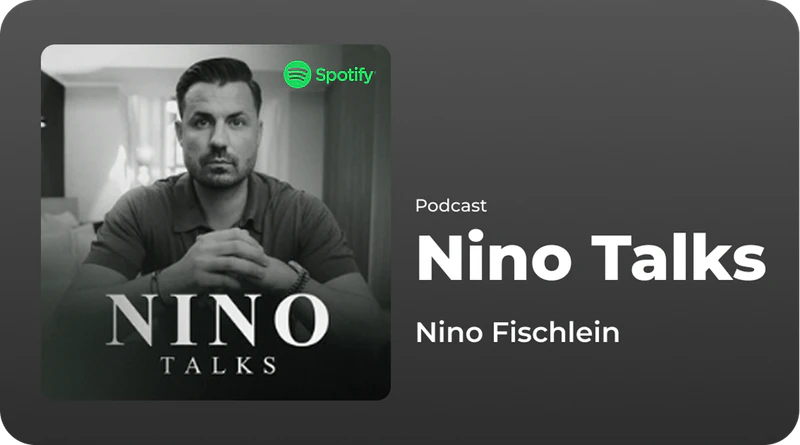 Podcast-Karte „Nino Talks“ mit Nino Fischlein in Schwarz-Weiß