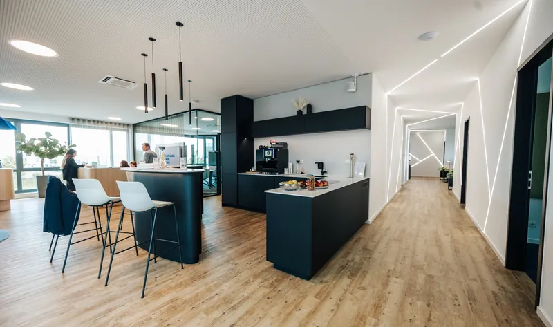 Zentrale Schweinfurt: Küche und Flur mit Lichtlinien im Büro in der Athenstraße 1
