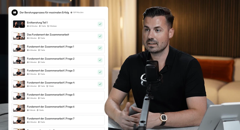 Lektionsliste „Fundament der Zusammenarbeit“ mit den Fragen 1 bis 7, daneben Nino Fischlein am Studio-Mikrofon